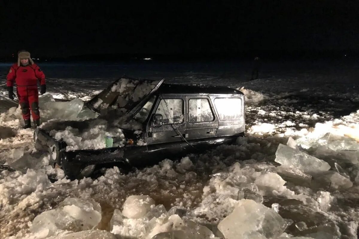 Запрет выхода на лед рыбинское водохранилище. Ушла под лед. Автомобиль ушел под лед. Машина провалилась под лед. УАЗ проволился под лёд.