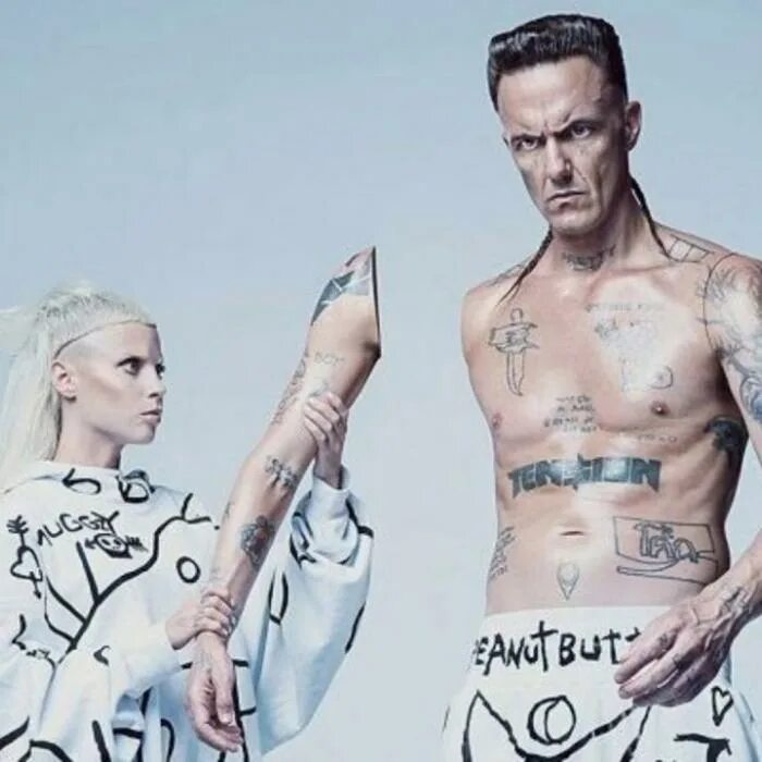 Die antwoord текст. Йоланди фиссер и ниндзя. ниндзя уоткин тюдор. antwoord группа. ниндзя и йоланди группа.