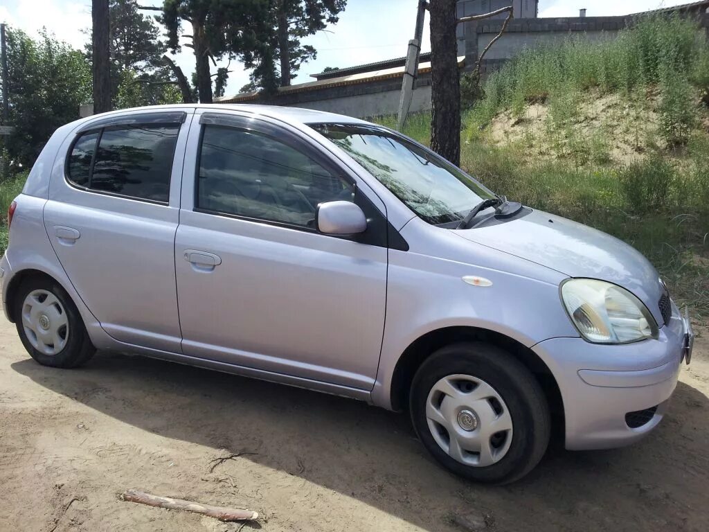 Цены автомобилей улан удэ. Тойота Витц 2004. Toyota Vitz 2004. Витц машина 2004. Тойота Витц левый руль.