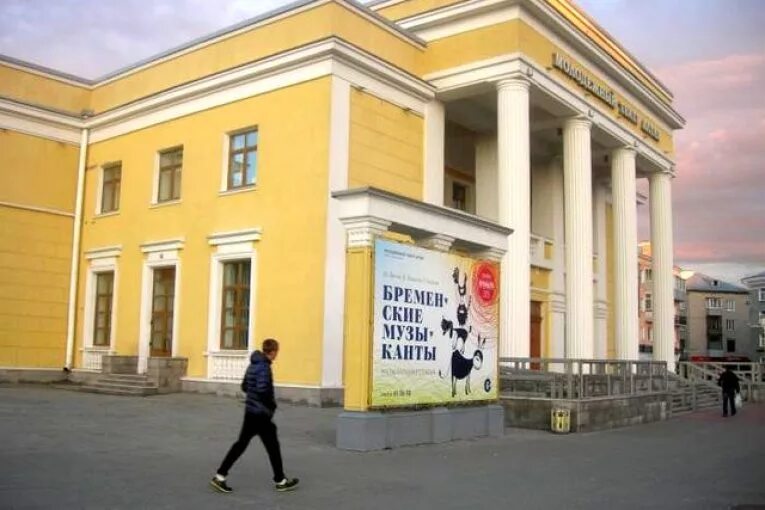 Молодежный театр имени золотухина. Театр золотухина. Молодежный театр барнаул зал. Молодежного театра золотухина барнаул. Молодежный театр алтая им в.