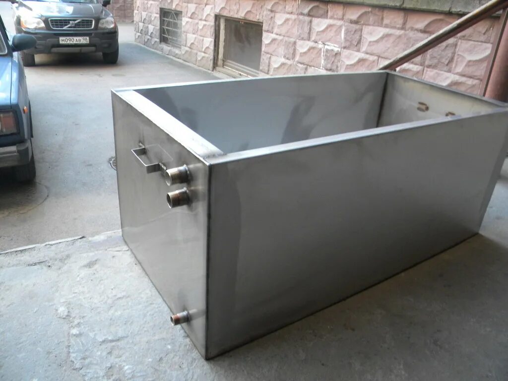 Бак из металла для воды емкость 1. Бак под заказ. Лодочный мотор 2 цилиндровый алюминиевый бак. Бак металлический 2k. Бак из нержавейки 300л на колесах.