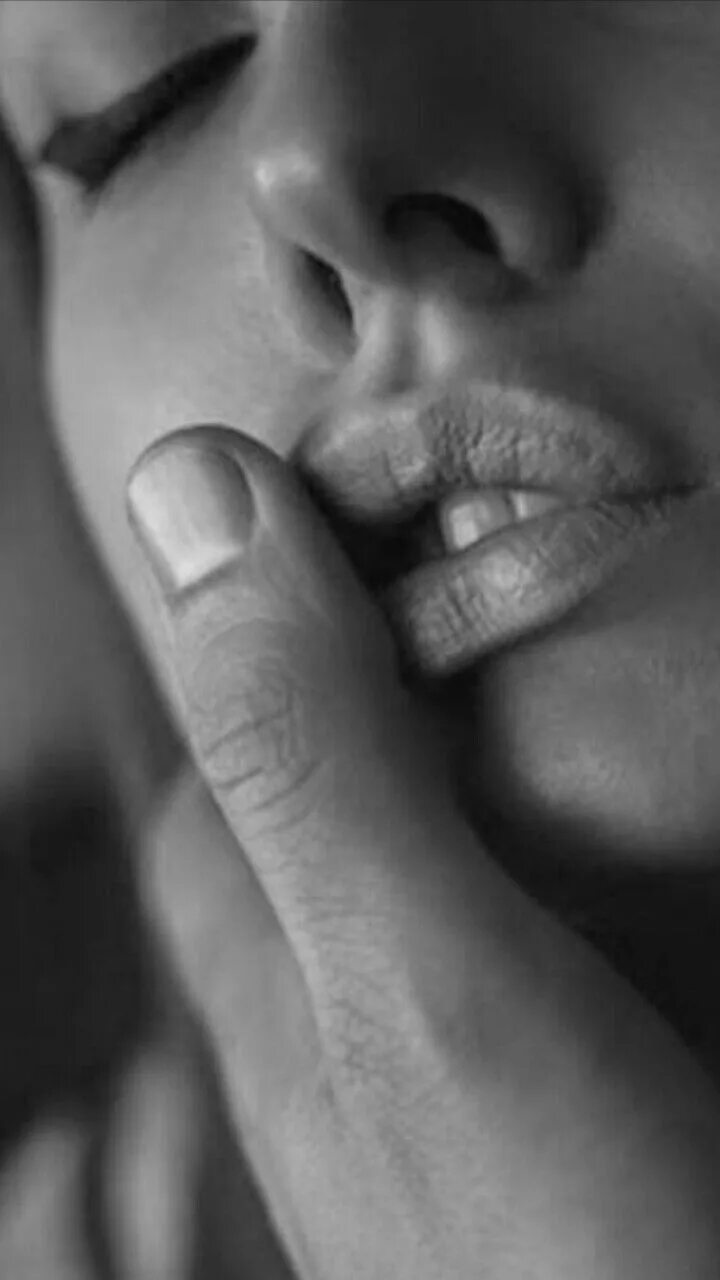 Ласкает пальцами и языком. Палец во рту у девушки. Облизывает палец. Пальцами по губам.