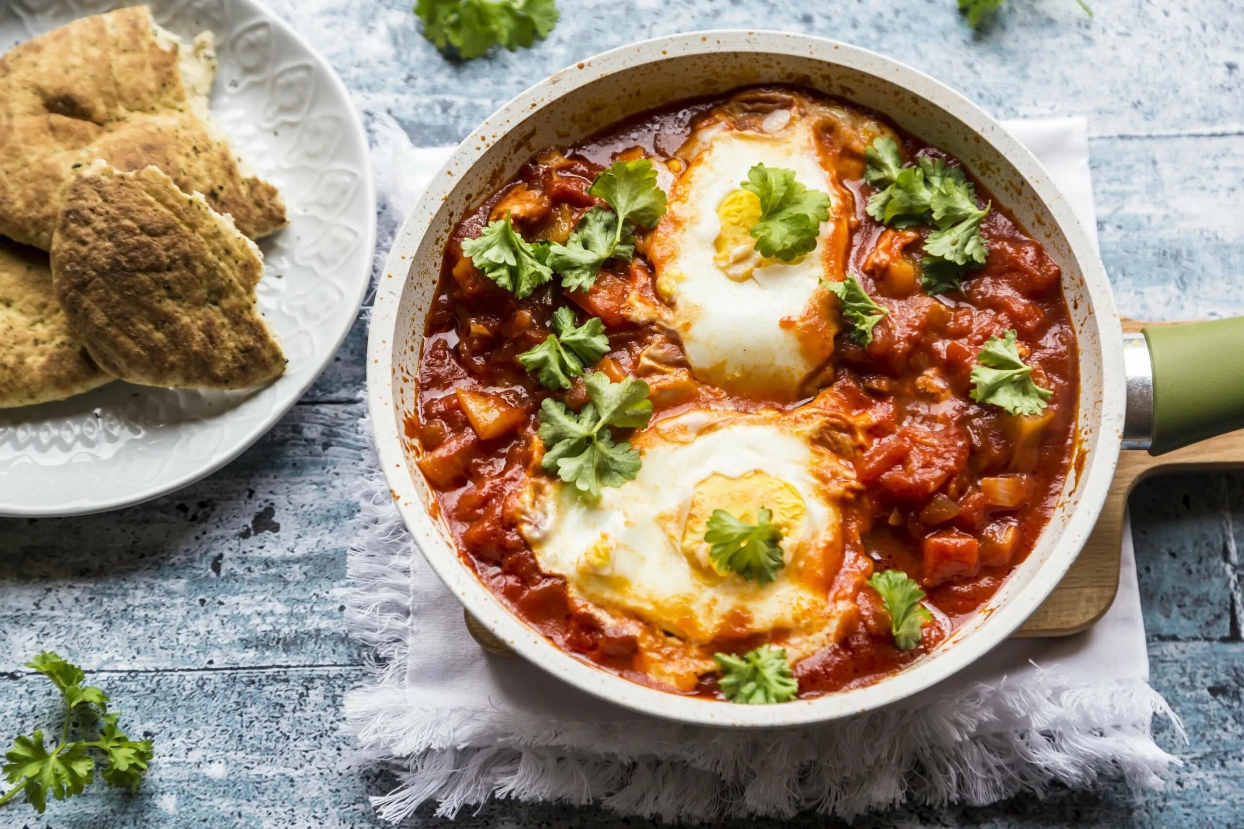 Что значит кошерная еда. Еврейская кухня кашрут. Хумус фалафель шакшука. Шакшука с хумусом.