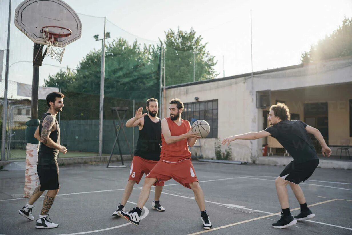 My friend plays basketball than me. Свадьба на баскетбольной площадке. Баскетболисты друзья. Баскетбол с друзьями. Клипы на баскетбольной площадке.