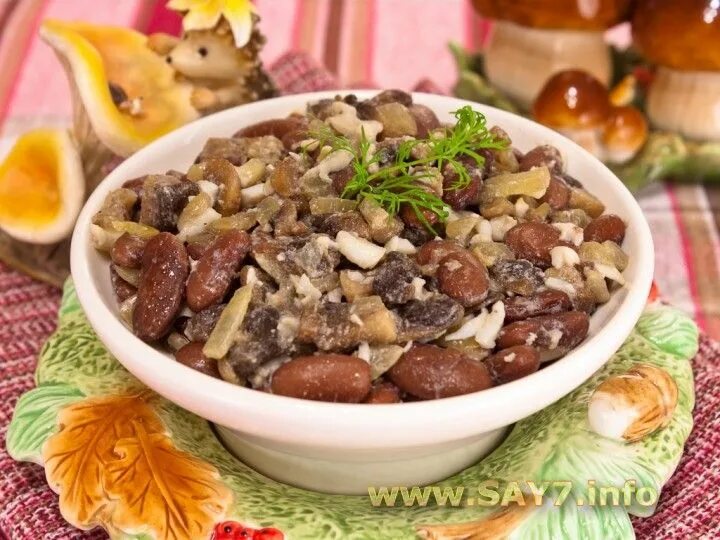 Салат из фасоли с луком на зиму. Салат с фасолью и грибами. салат с фасолью и мясом. фасолевый с грибами. сатас с фасолью и грибами.