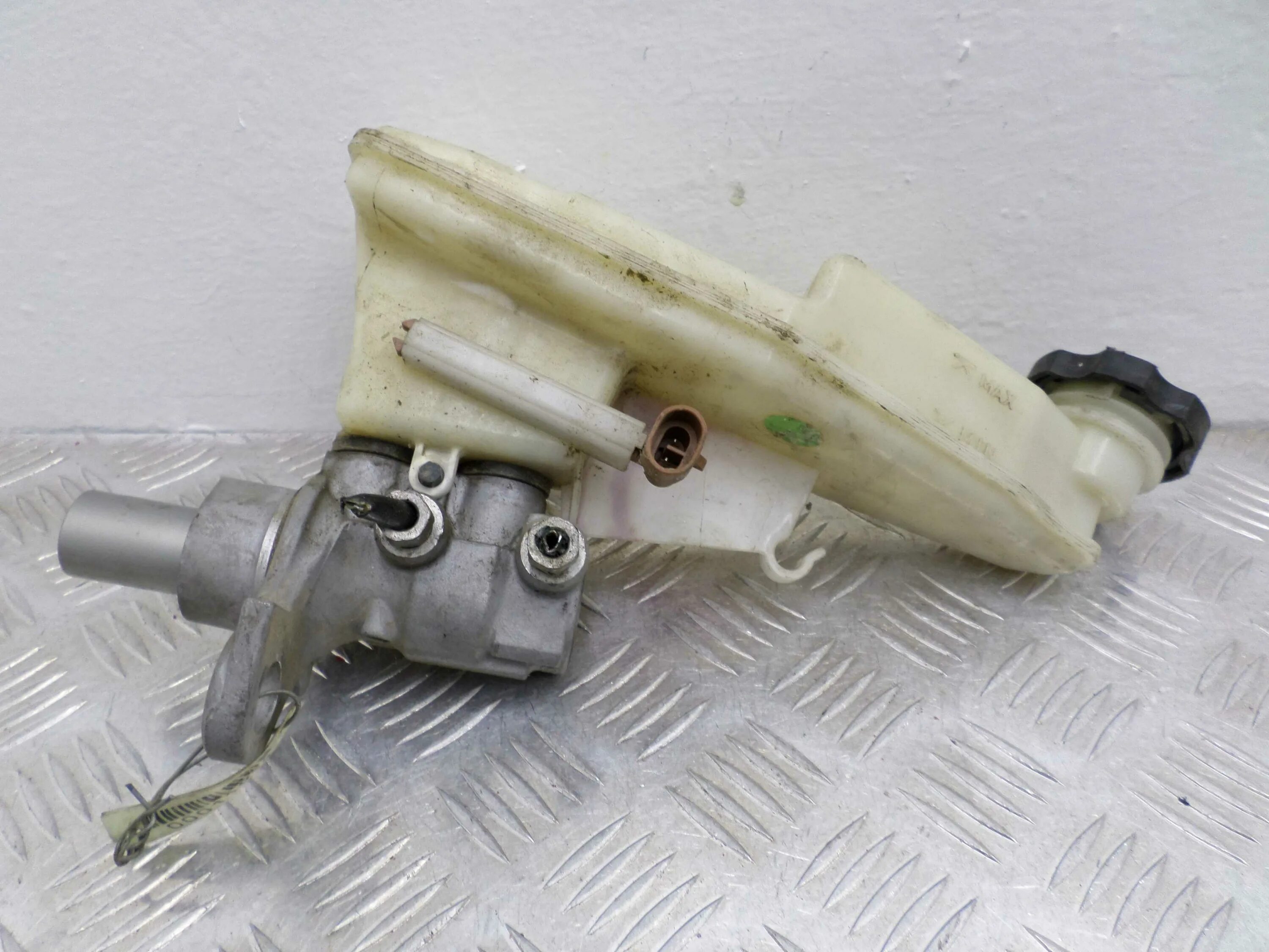 Главный тормозной цилиндр шевроле. 6. 8. Гтц шевроле круз. Тормозной цилиндр шевроле авео.