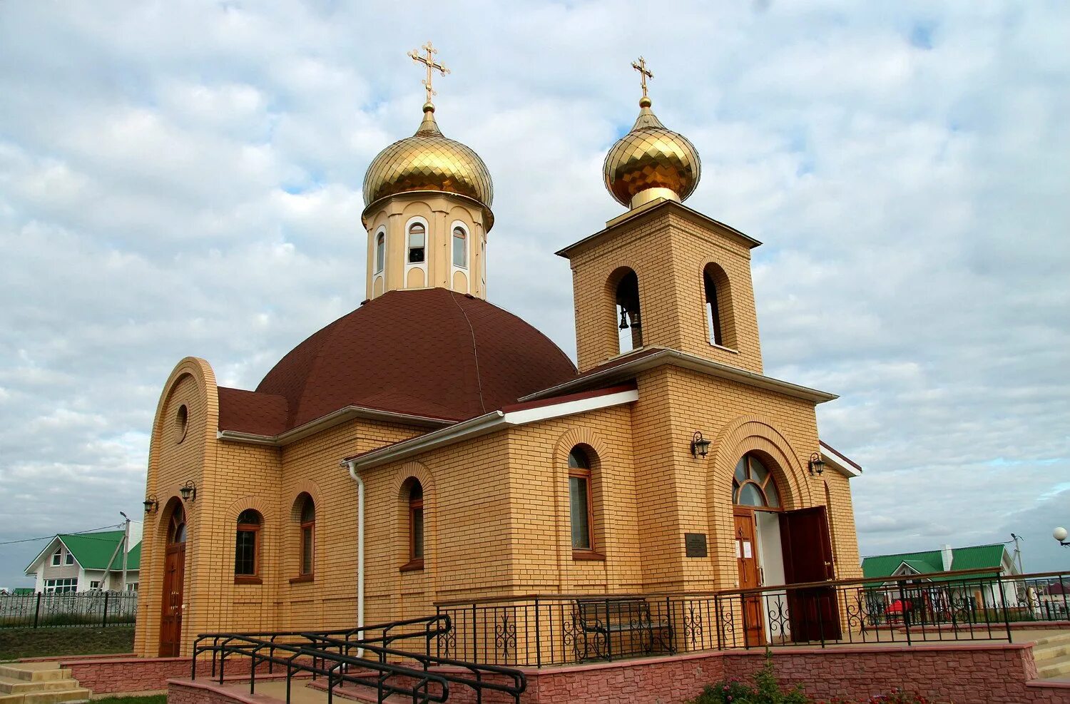 Старый оскол православный. Церковь Федора Стратилата старый Оскол. Храм Феодора Стратилата старый Оскол. 1 Храм старого Оскола. Казацкий храм старый Оскол.