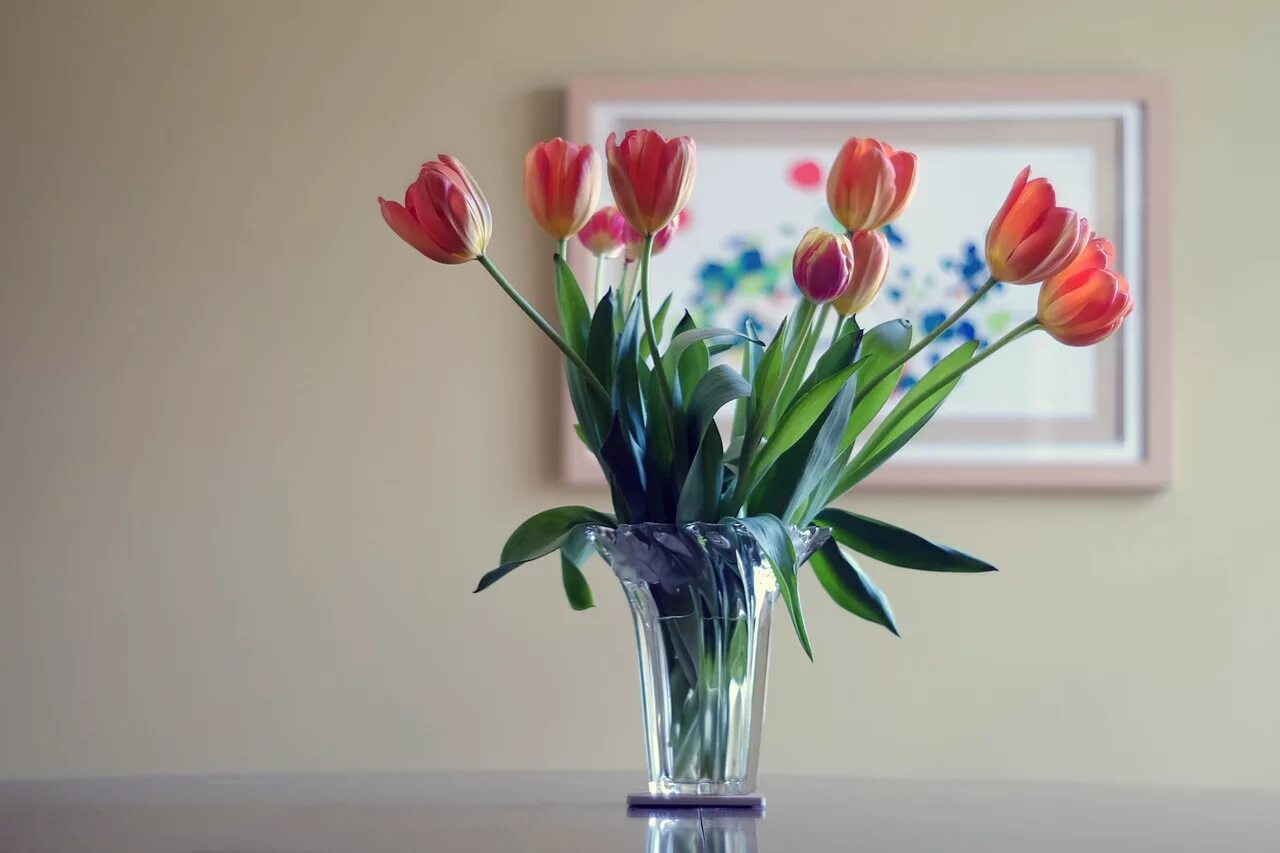 Сколько стоят в вазе тюльпаны с водой. Цветы в вазе. Цветочки в вазе. Цветы в вазе на столе. Ваза на столе.