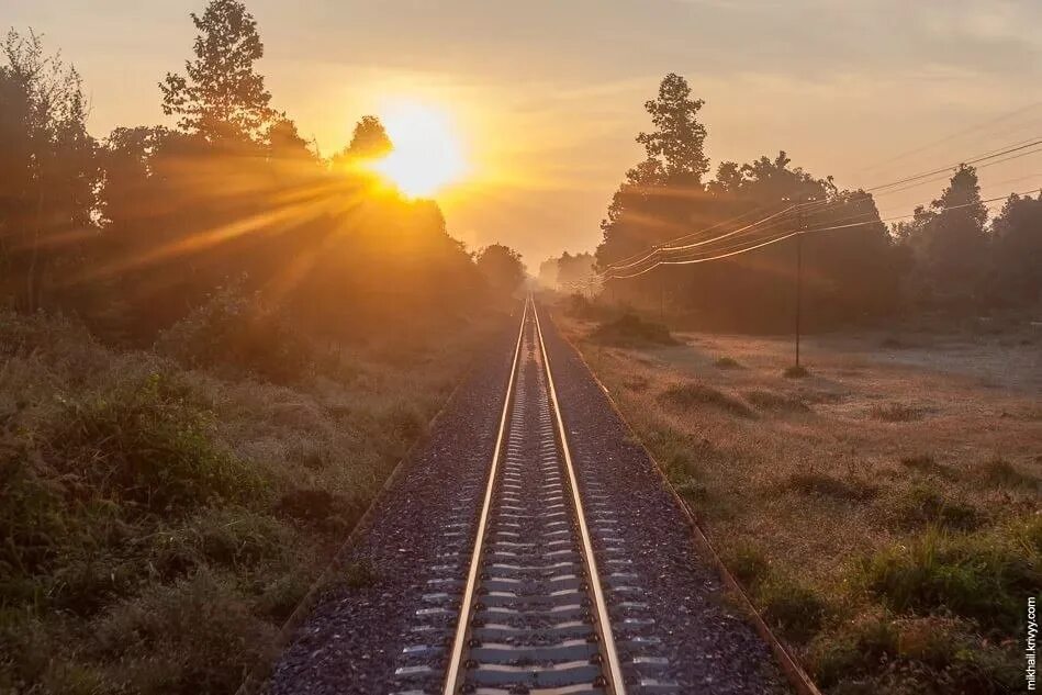 Пейзаж с железной дорогой. Пейзаж с поездом. Железная дорога на рассвете. Железная дорога.