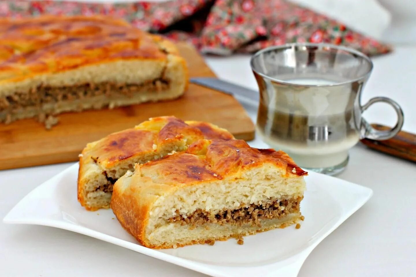Спекла пирог. Пирог домашний. дрожжевой пирог с мясом. мясной пирог на кефире. пироги с мясом в духовке из дрожжевого теста.