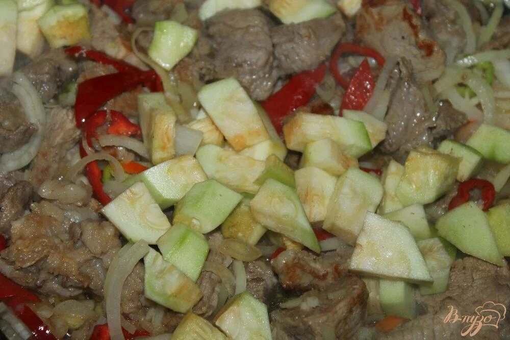 Свинина тушеная с кабачками. Свинина тушеная с кабачками. Кабачки с свининой тушеные. Свинина тушеная с кабачками и картошкой картинки. Свинина тушеная с кабачками картинки.