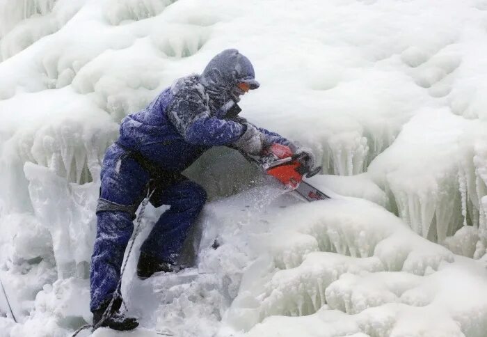 Обрушился водопад. Ледяные завалы. Обрушение льда Камчатка. Водопад сосулька Камчатка рухнул. Камчатский водопад трагедия.