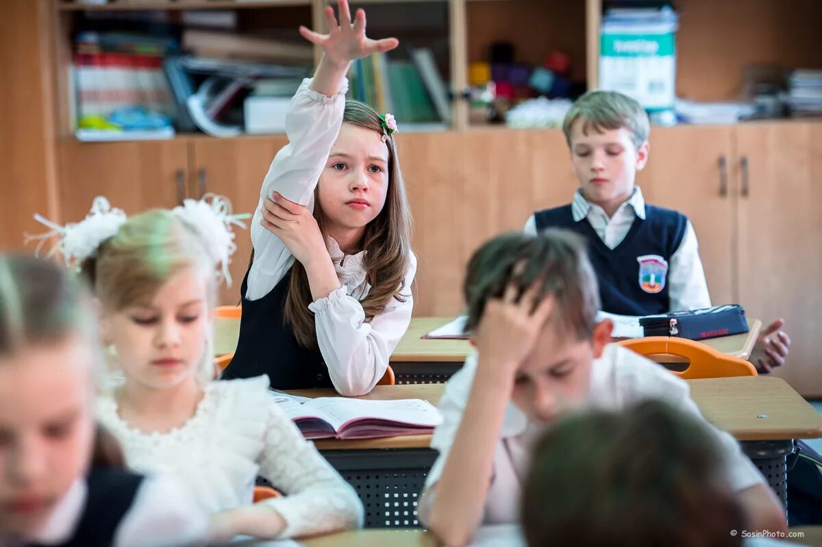 Сегодня были уроки в школе. Ученики в школе. Ученики на уроке. Класс с учениками. Школьники младших классов.