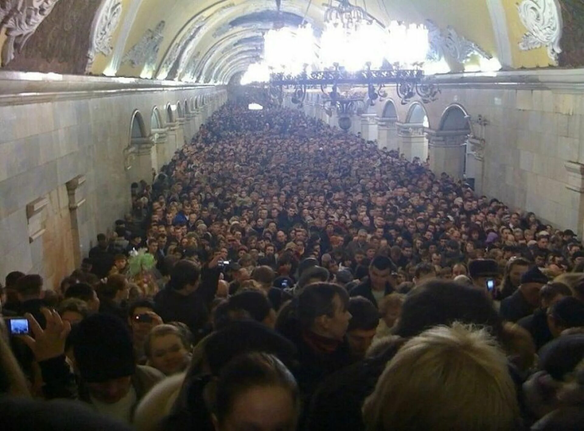 Давка в Московском метро. Комсомольская метро час пик. Станция метро Комсомольская Москва час пик. Метро Лермонтовский проспект в час пик.