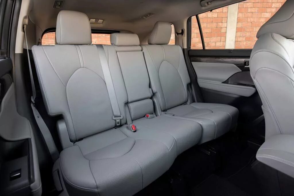 Toyota highlander 7 местный. Тойота хайлендер места. Toyota alphard 2007 салон. Тойота хайлендер 2014 салон. Тойота хайлендер 2020 салон.