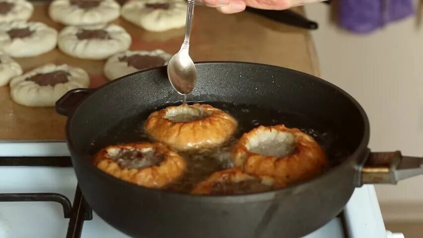 Сколько жарить беляши с мясом. Беляши жарят на сковороде. Пирожки с мясом в кипящем масле. Беляши с мясом на сковороде из дрожжевого теста чтобы прожарились. Правильный беляш с дыркой фритюрница.