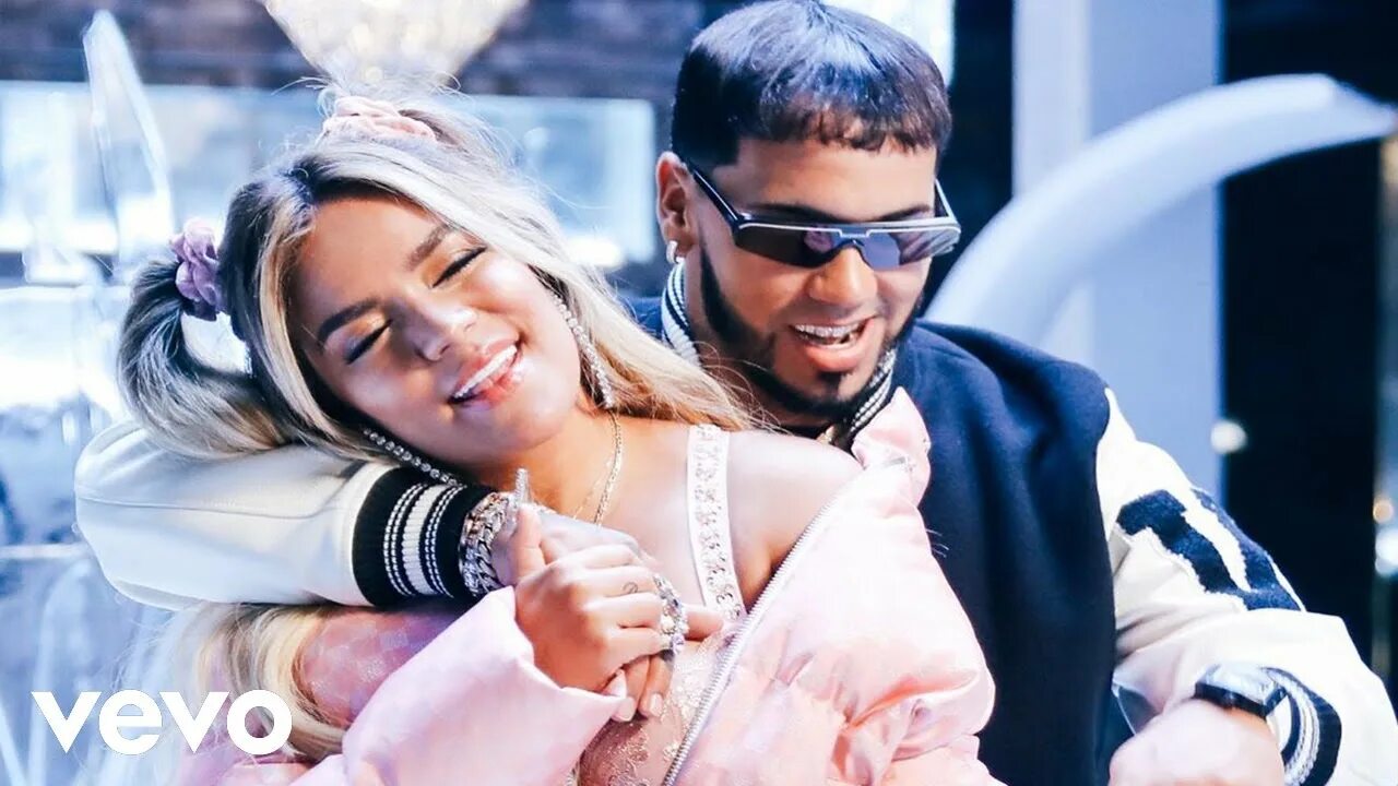 Karol g contigo. Брат мондезира из дома 2. Carol g певица. Anuel aa фото. Karol g contigo.