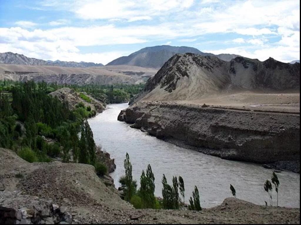 Какие реки берут начало в гималаях. Древняя Индия река инд. Река инд в Индии. Река инд в Индии в древности. Долина реки инд Пакистан.