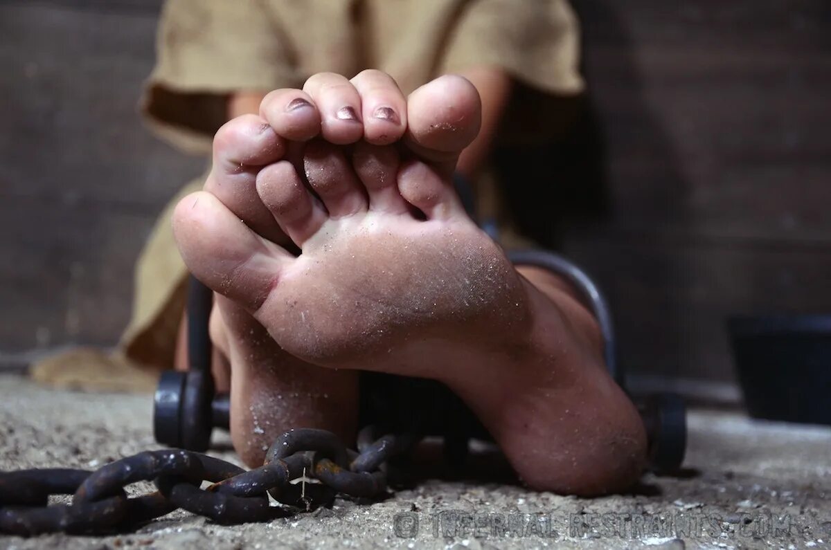 London foot. London foot. Ножки с красным педикюром. London river доминирование. London river cuffed.