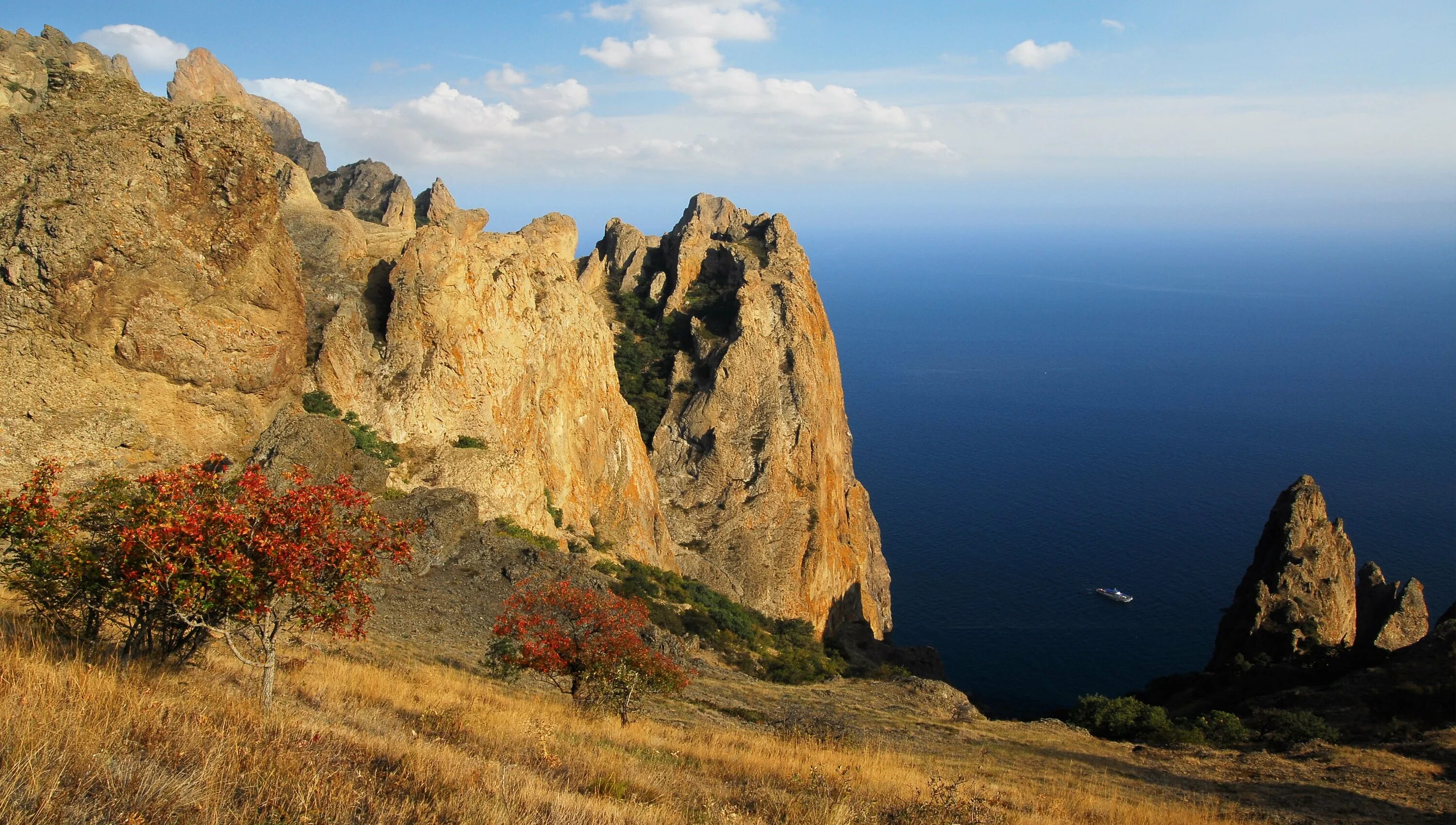 Отдых в крыму в лесу и горах. Гора Карадаг в Крыму. Коктебель вулкан Карадаг. Карадагский заповедник вулканический массив. Карадагский заповедник гора Святая.