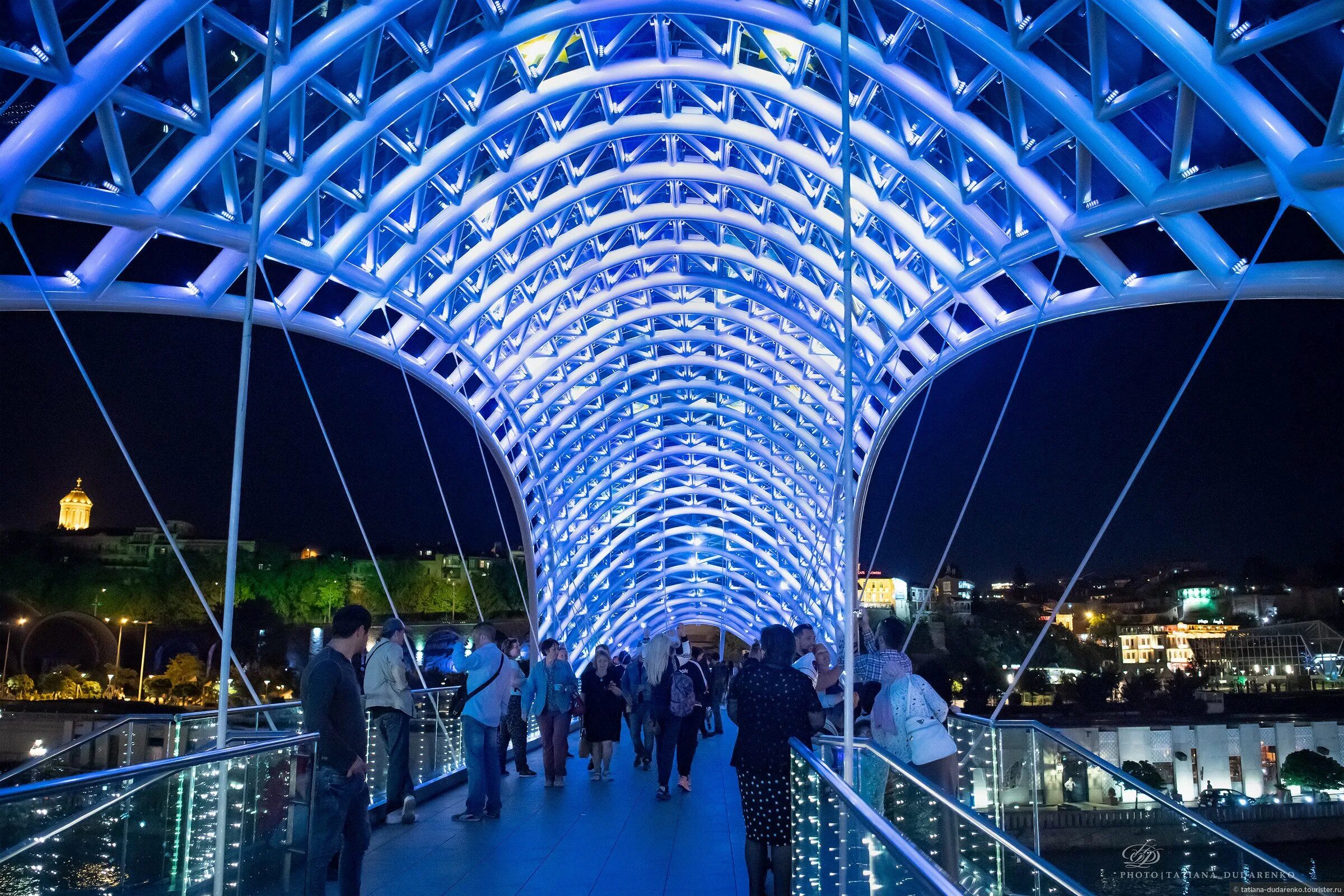 Мост в грузии. Стеклянный мост в Тбилиси. Вантовые мосты в Тбилиси. Пешеходный мост в Тбилиси.