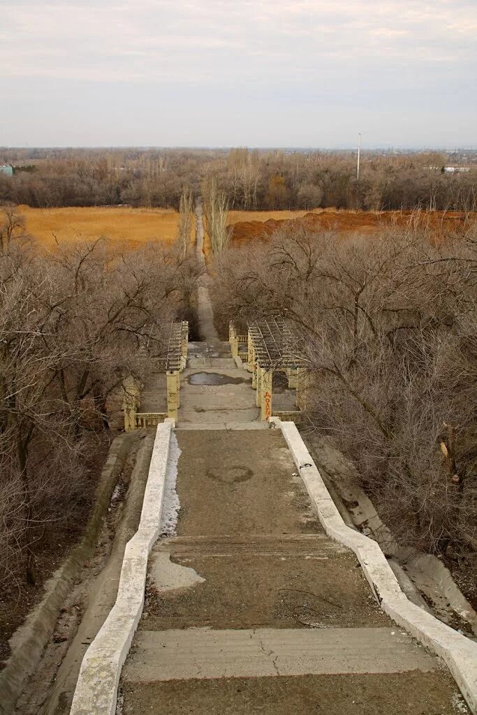 Луна волжский. Луна Волжский набережная. Волжский спуск. Ульяновск Волжский спуск. Город Волжский лестница.