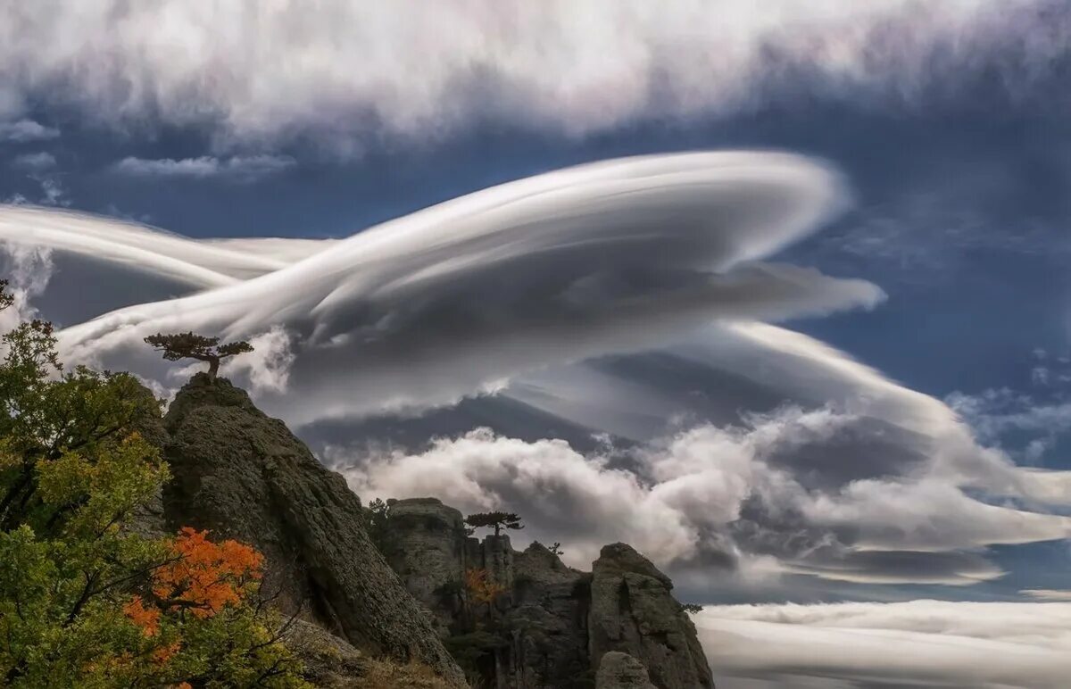 Чудесное и невероятное. Природные явления лентикулярные облака. Лентикулярные облака в Крыму. Лентикулярные (линзовидные) облака. Лентикулярные облака НЛО.