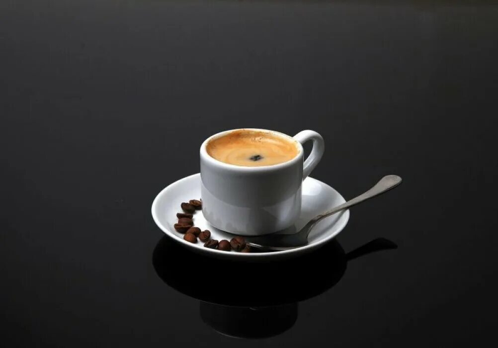Эспрессо лучший. Coffee двойной эспрессо. Эспрессо 60 мл кофе. Эспрессо на темном фоне. Эспрессо в черной чашке.