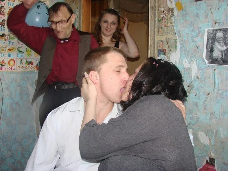 Школьник трогает. Издеваются над одноклассницей. Лапаем в школе девочек в школе. Мальчик и девушка ученики средней школы. Издевательства в школе над одноклассницей.