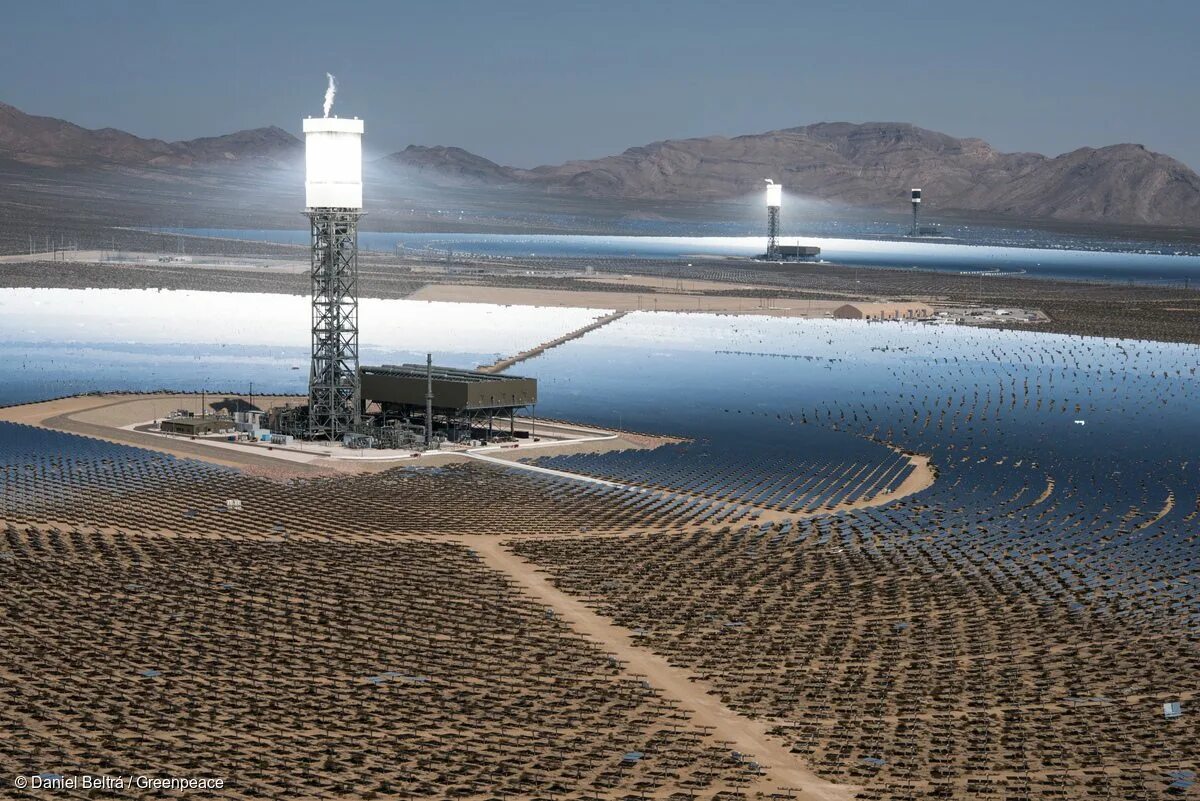 Какая электростанция самая крупная. Ivanpah Солнечная станция. Солнечная станция в Мохаве. Солнечная электростанция в Мохаве. Солнечная станция в пустыне Мохаве.