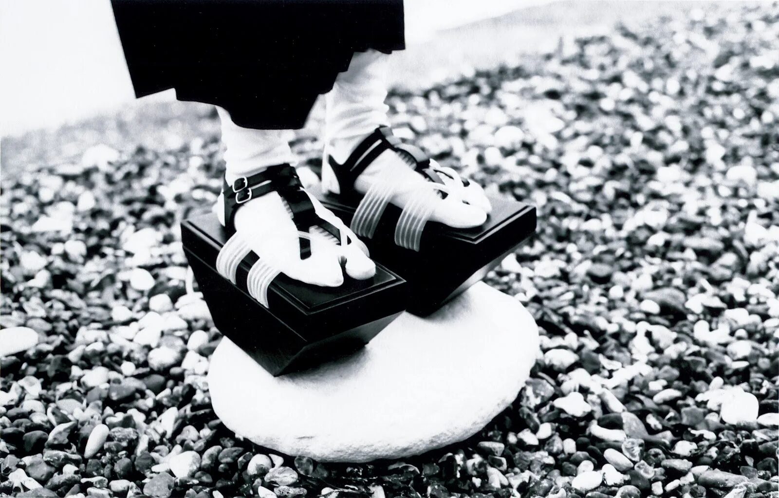 Маленькая гета. Гендерная обувь. Ботинки на платформе 2000. Фото красивое обуви на полу. Обувь на полу фото чб.