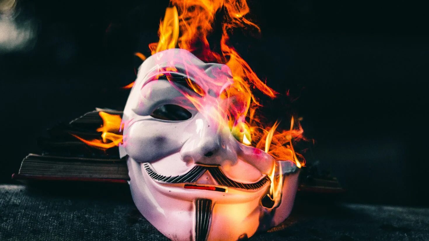 Маска огня. Маска из огня. Бледный огонь маска. Женщина в маске огня. 9 masks of fire