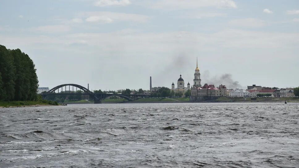 Рыбинское водохранилище замор. Рыбинское водохранилище Ярославль. Рыбинское водохранилище набережная. Ярославская область Рыбинское водохранилище набережная. Рыбинск достопримечательности водохранилище.