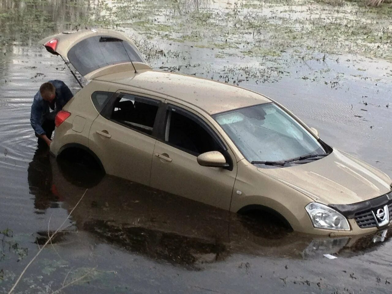 Падали машины в воду. Утопленные машины. Авто утопленники.