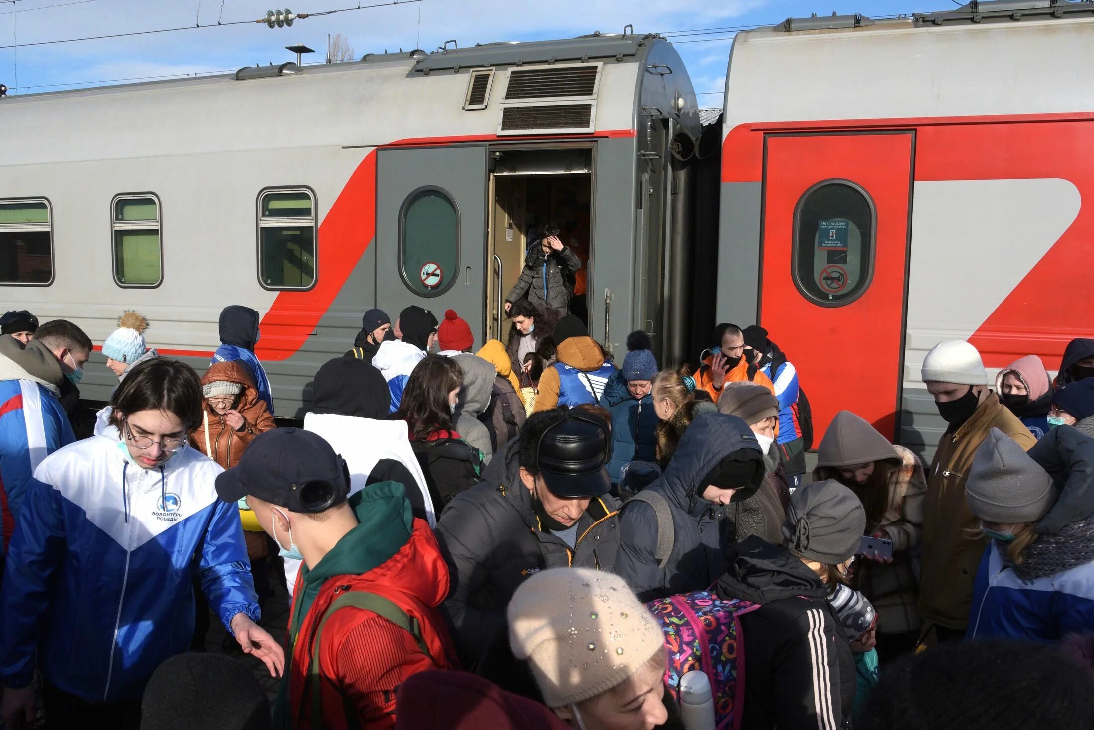 Россия приняла беженцев. Беженцы с Донбасса. Поезд с беженцами. Беженцы из Украины. Беженцы из Украины в поезде.