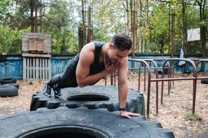 Уставший за компьютером. Много дел одновременно. Удовольствие профессионалов 2. Мощно работает. Усталый человек за компьютером.