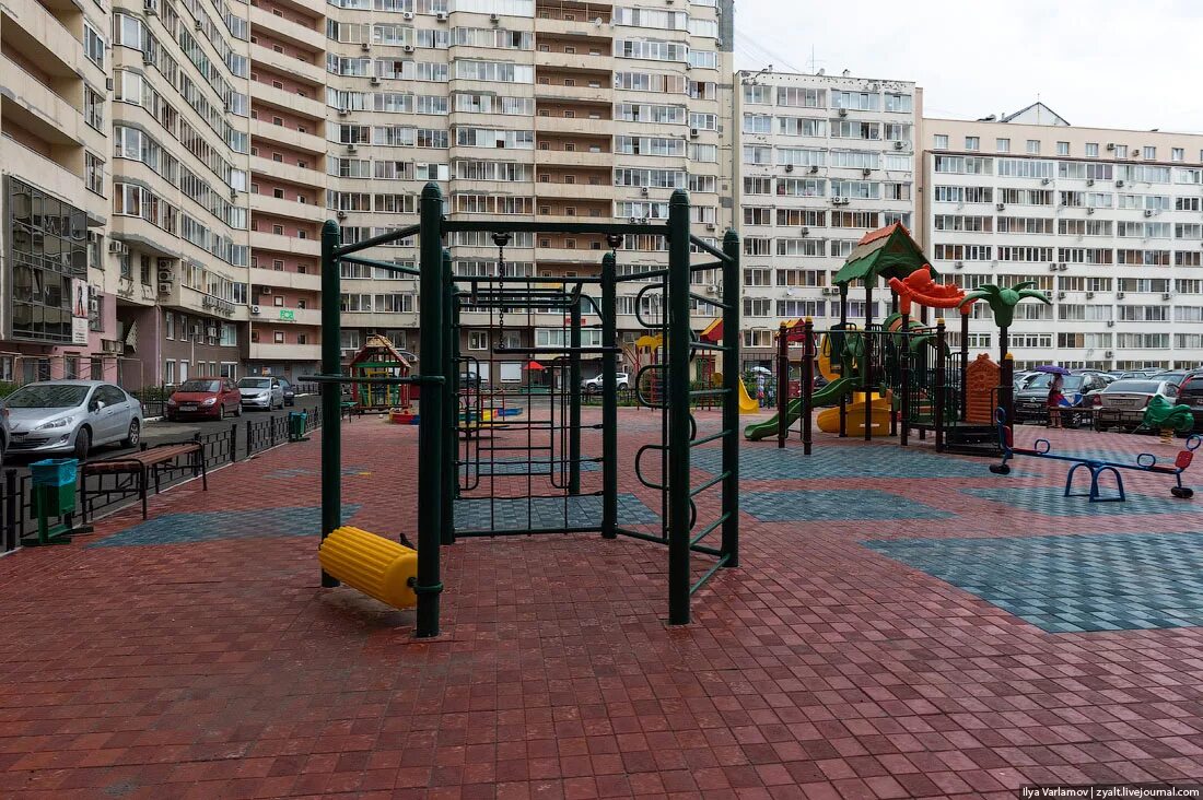 Рос двор. Современные детские дворовые площадки. современная детская площадка во дворе. детские площадки во дворах европы. дворы в европейских городах.