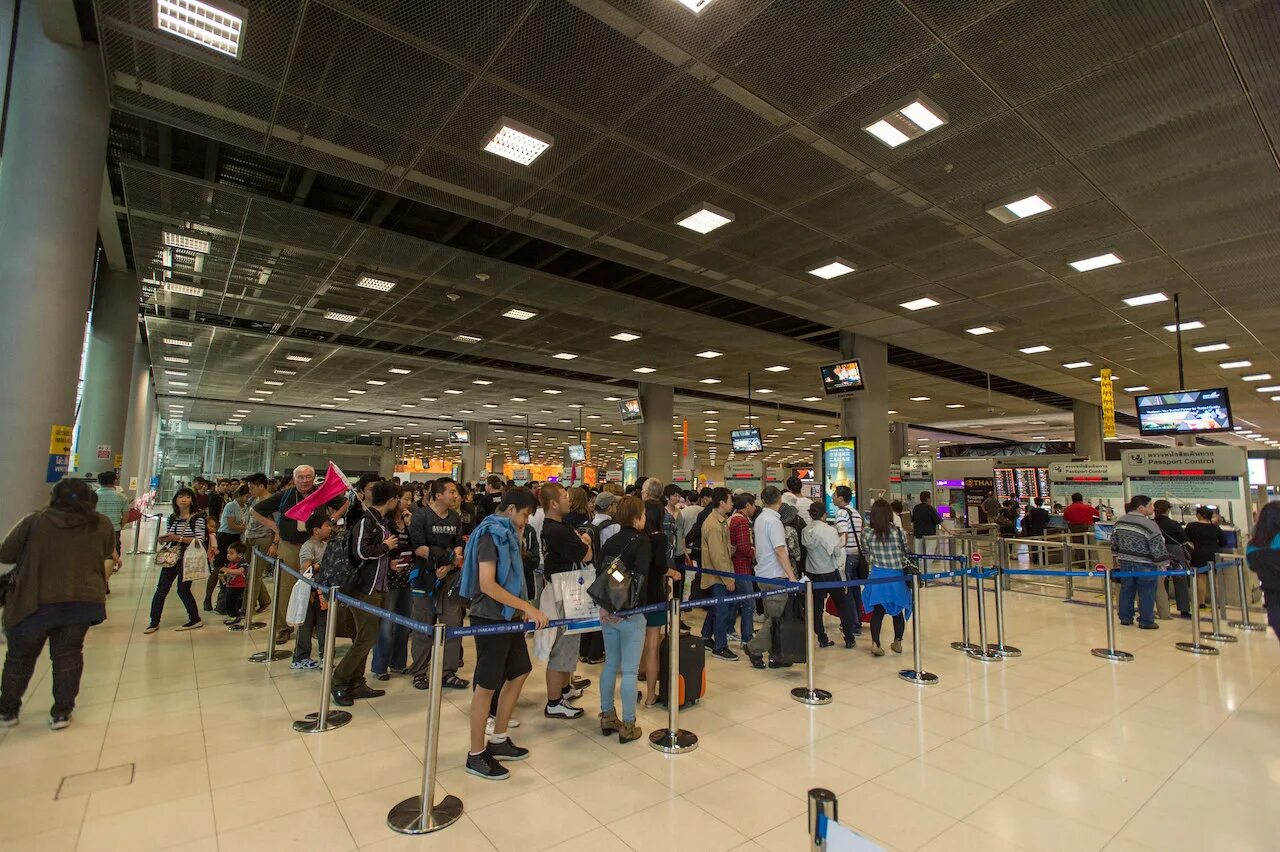 Шереметьево бангкок сегодня. Аэропорт Бангкок контроль. Паспортный контроль Бангкок. Паспортный контроль Тайланд. Встреча в аэропорте Суварнабхуми.