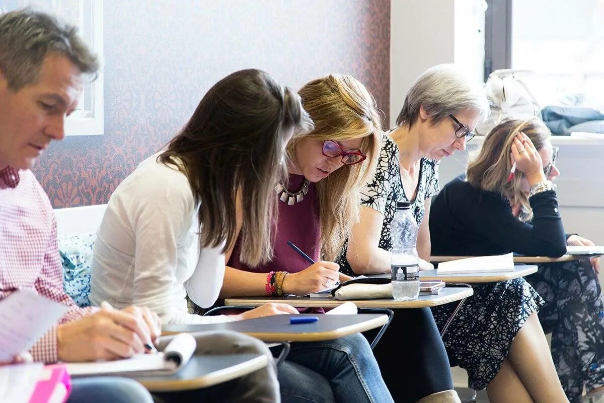 Курсы для учителей английского. Учитель иностранного языка. Учитель иностранного языка. Курсы английского в севастополе. Педагог в великобритании.