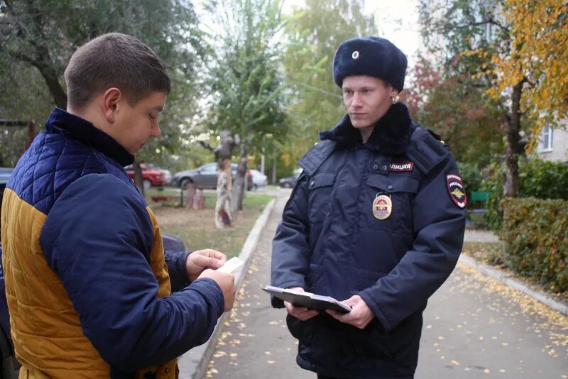 Учет у участкового. Полицейский беседует с гражданами. Общение полиции с гражданами. Беседа с полицейским. Беседа с сотрудником полиции.