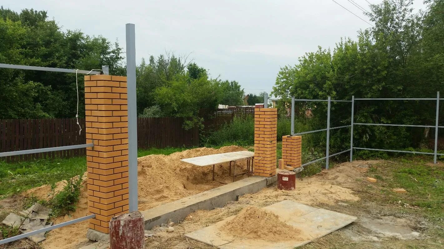 Фундамент под кирпичный столб. Забор с кирпичными столбами. столбы из кирпича для забора. фундамент под забор с кирпичными столбами. опалубка для фундамента забора с кирпичными столбами.