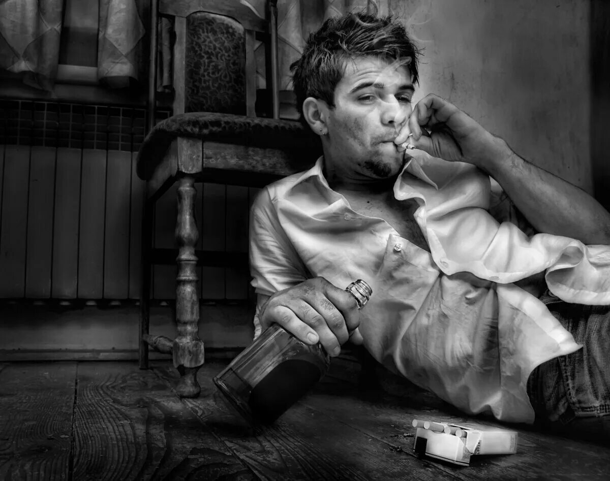 Неудачник просидевший. Одинокий алкоголик. Грустный мужчина. Мужчина с сигаретой. Мужчина в кресле с сигаретой.