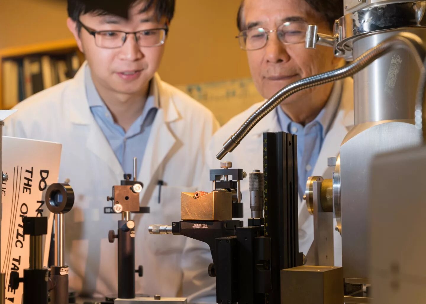 Группа ученых из университета. Разработка новых материалов. группа ученых. superconducting ceramic materials. high-temperature superconductors.