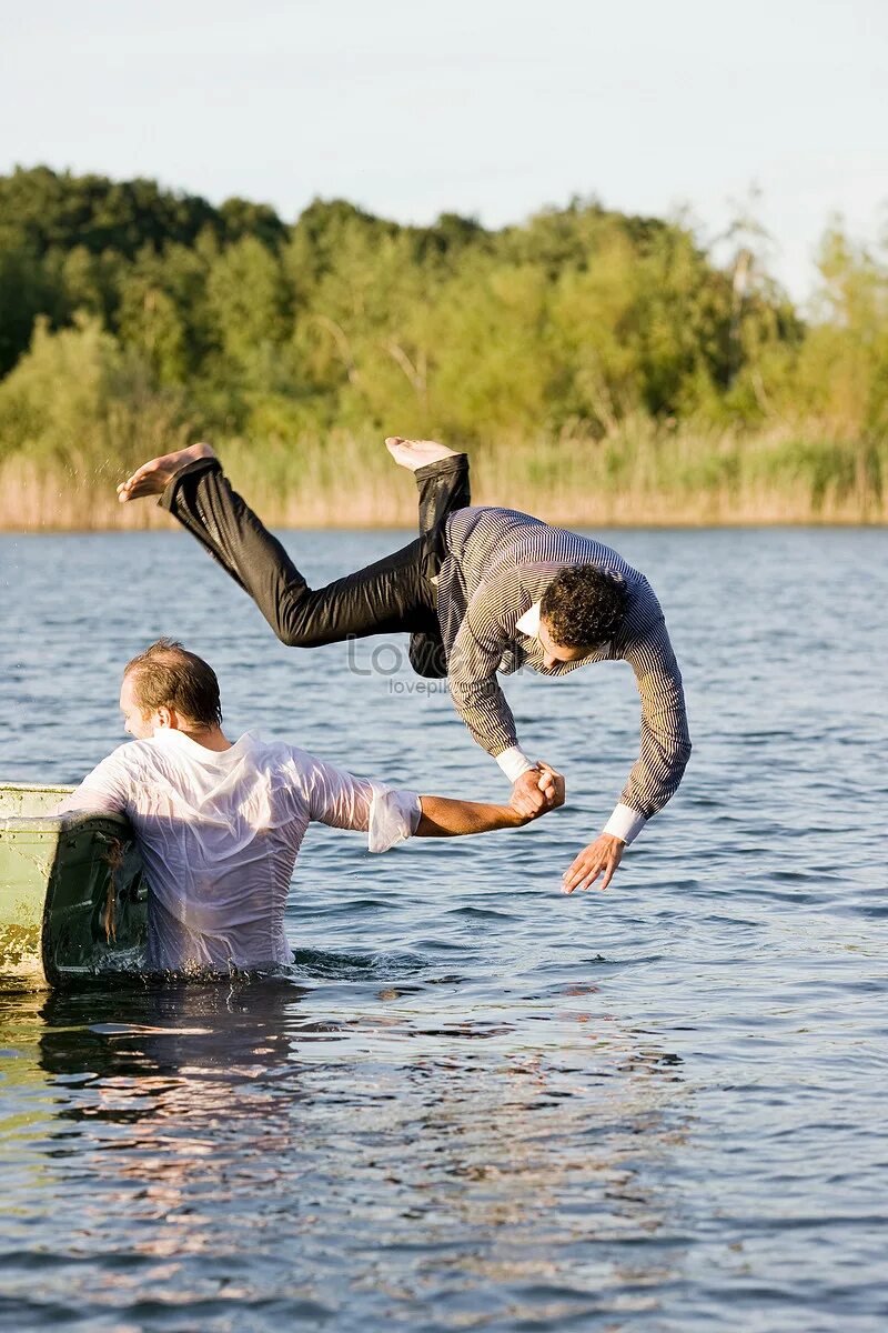 Подбрасывание воды. Бросают человека в воду. Подкидывают в воде. Столкнули в воду. Рис кидают в воду