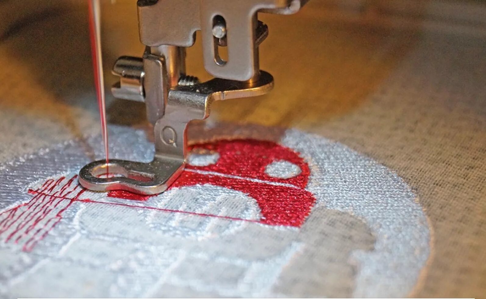 Буквы на швейной машинке. Вышивка на швейной машинке. Вышивка на ткани швейной машинкой. Машинка для вышивания рисунка на ткани. Вышивка на бытовой швейной машине.