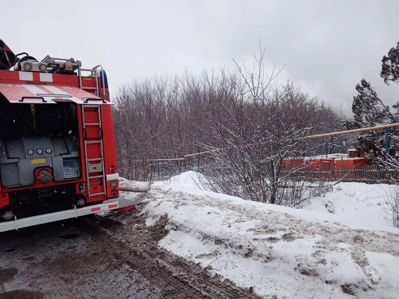 Губкин горит дом. Пожар в Губкине 02.02.2022. Пожар в Губкинском. Губкинские пожарные. Пожар в Губкине.