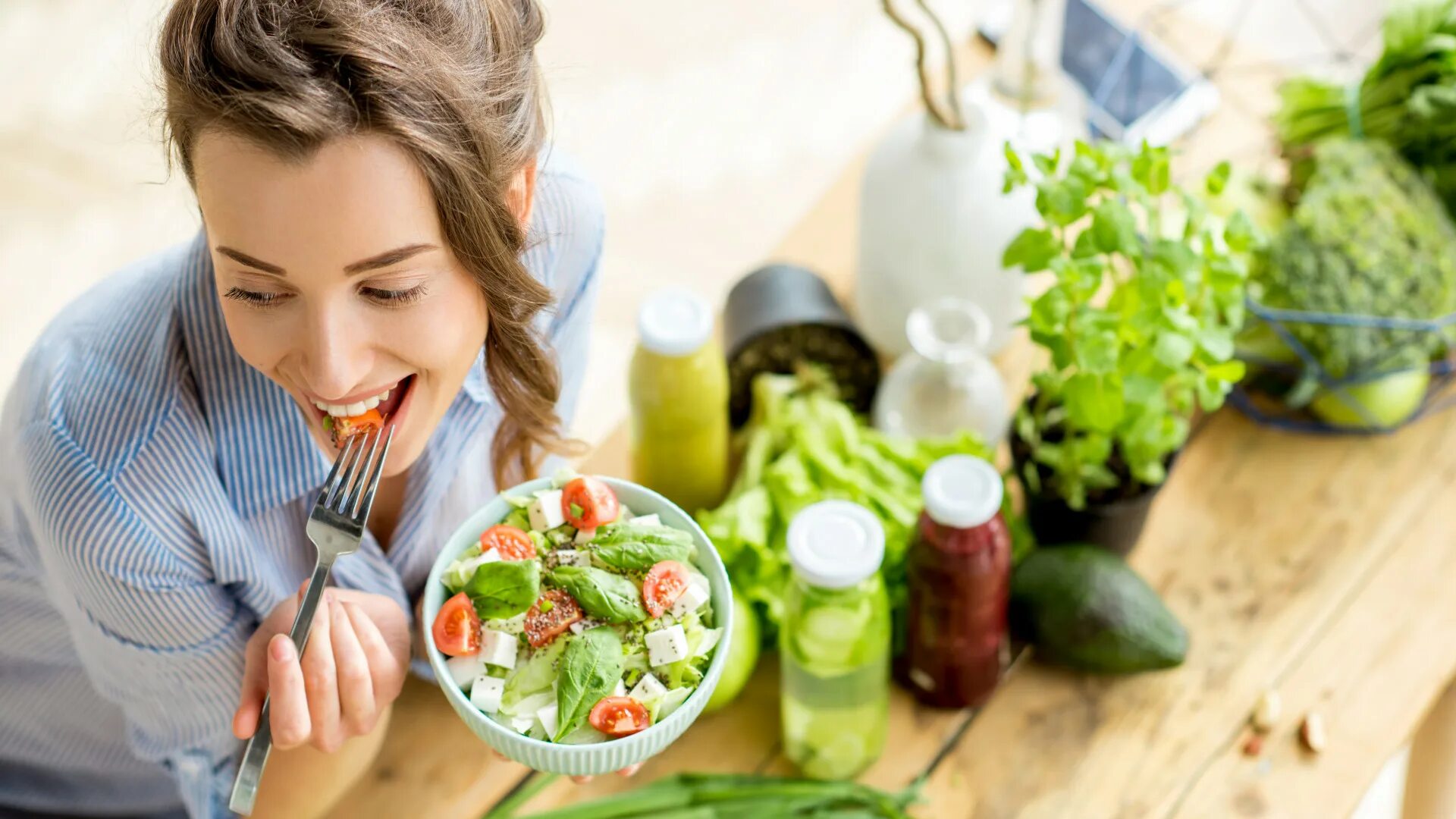 A person a vegetarian. Девушка ест салат. Девушка со здоровой едой. Девушка ест овощи. Женщина с фруктами.