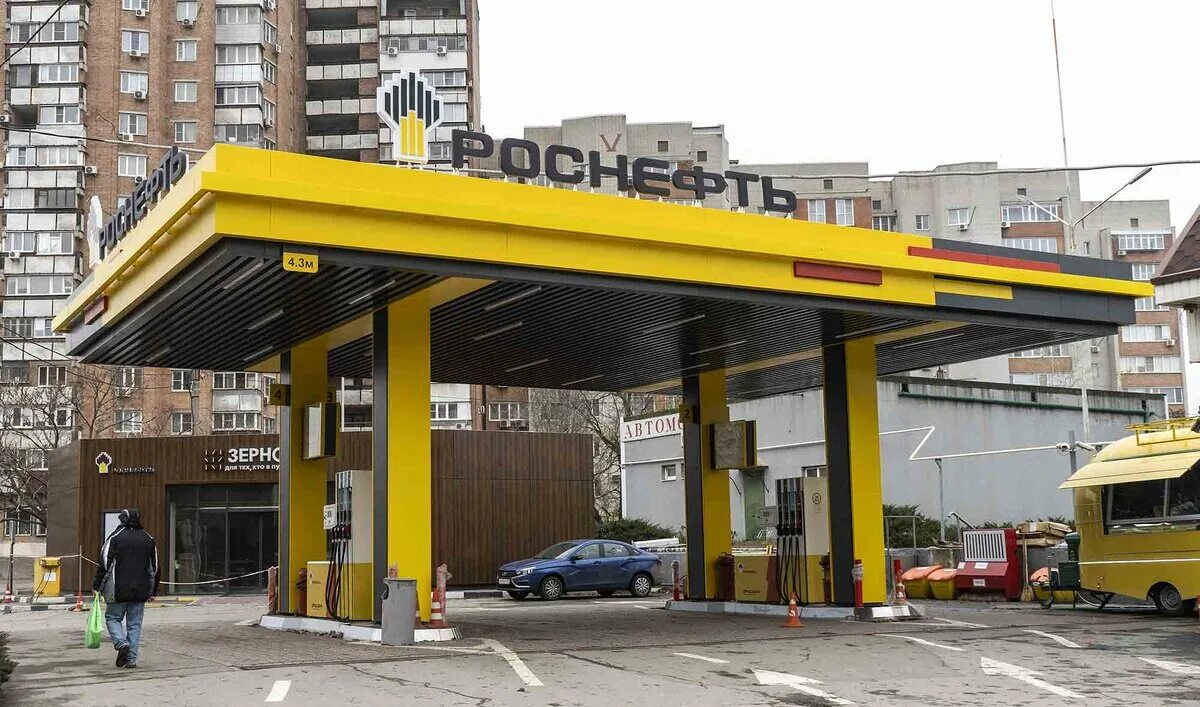 Ребрендинг азс зерно. Азс роснефть в тамбове фото внутри и снаружи. Заправочная станция роснефть на воде. Заправочные станции роснефть. Заправочные станции роснефть.