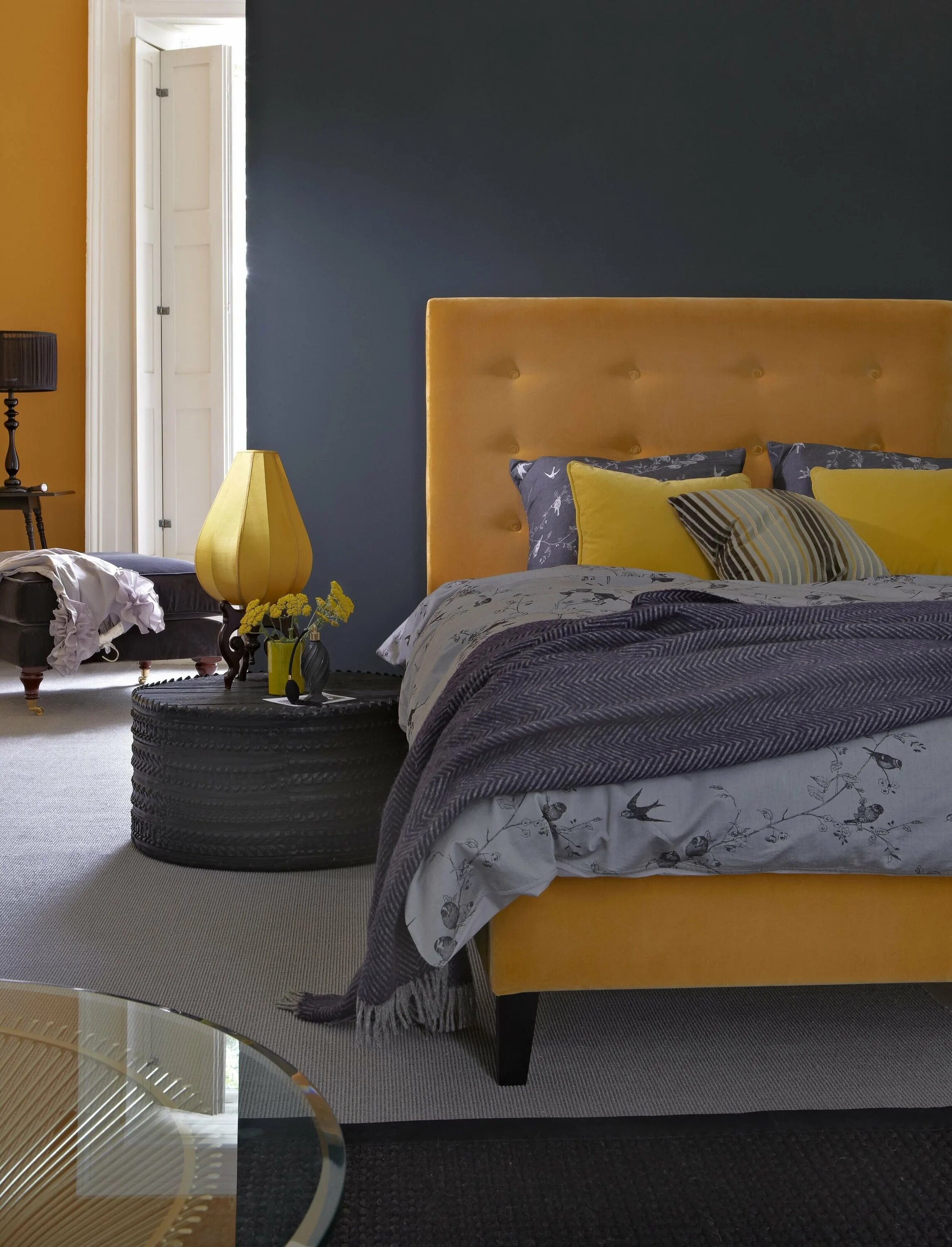 Спальня в серо желтых тонах. Серый и горчичный в интерьере. Желтая кровать в интерьере. Серый и желтый в интерьере. Горчичная кровать