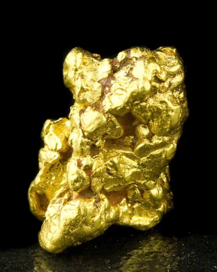 Самородное золото минерал. Минерал самородок Алмаз. Ирендыкский медведь золотой самородок. Самородок черный Алмаз самородок.